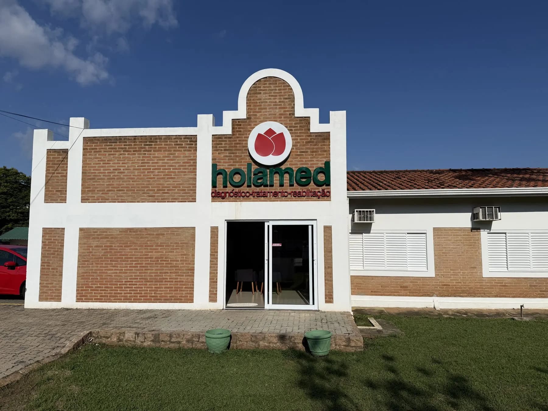 Fachada da Clínica Holamed, em Holambra